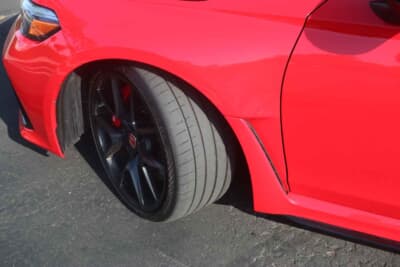 ホンダ シビック タイプR：タイヤは265/30ZR19 93Yと恐ろしいまでの超扁平。トレッド面は、まるでカットスリックのようでウエット路面ではアクセルを踏む右足に力が入りにくい