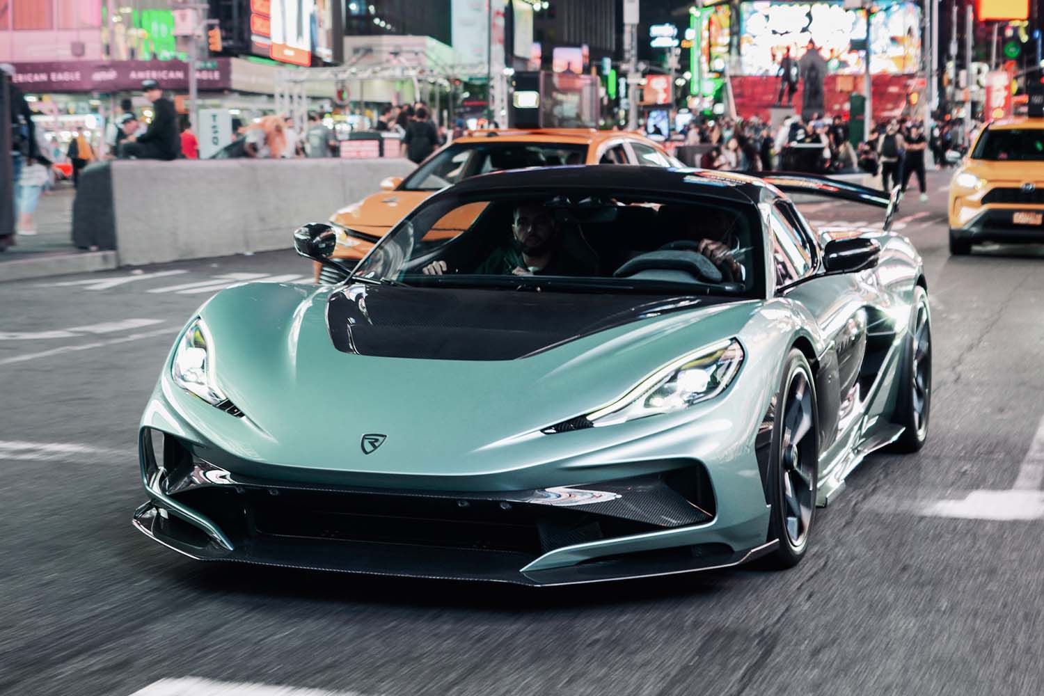 3億7000万円！ リマック新型「ネヴェーラR」はブガッティ「トゥール