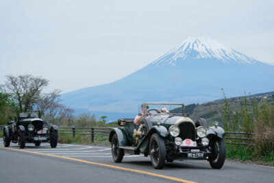 富士山を望むワインディングを1929年型ベントレー4 1/2リッターと1930年型スピードシックス