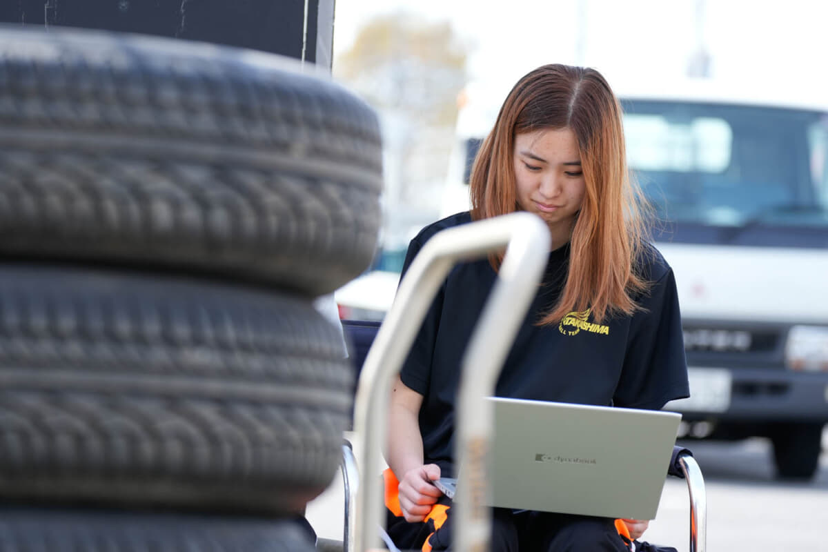 走行の合間に車載動画、データロガーを確認する佐々木さん