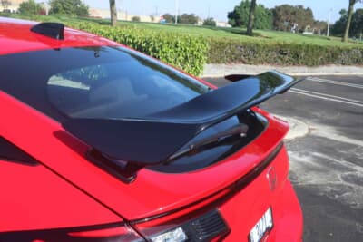 ホンダ シビック タイプR：深紅のボディに漆黒のリアウイングという出で立ちは、正直言って勇気のいる印象
