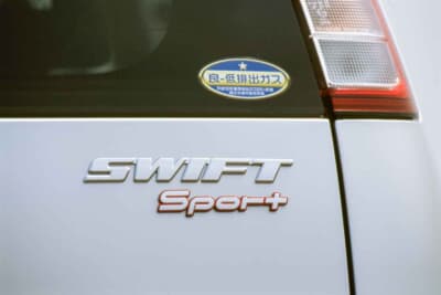 スズキ スイフトスポーツ：リアゲートには赤文字の「Sport」エンブレムを装着