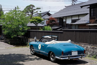 金山町の街並み交流広場も展示場所として提供され参加車両をレイアウト。こちらはVWカルマンギア