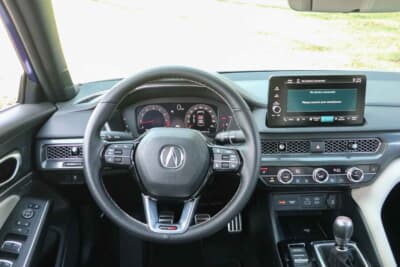 アキュラ インテグラ タイプS：一部の造形を除けば、シビックとほぼ共通のダッシュボードを採用しているインテグラ。大径の2眼メーターも、シビックのタイプRと同意匠だ