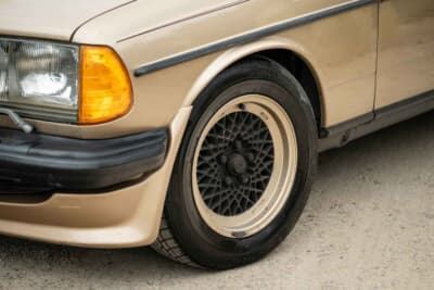 3万9100ドル（邦貨換算約624万円）で落札されたメルセデス・ベンツ「280 E AMG」（C）bonhams