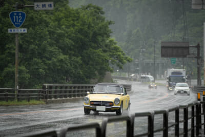 ホンダ S800：途中から雨模様となった2日目のファントムラリー。悪天候も過ぎれば思い出になるだろう