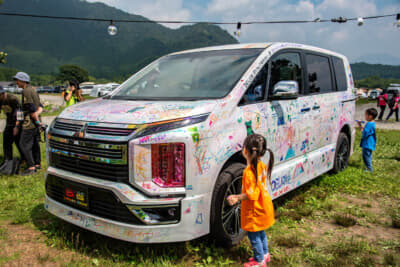 スターキャンプ2024 in 朝霧高原：お子さまに人気の落書きデリカD:5