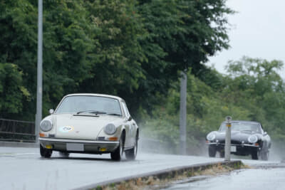 ポルシェ911とジャガーEタイプがランデブー。ゴールである長井市を目指す