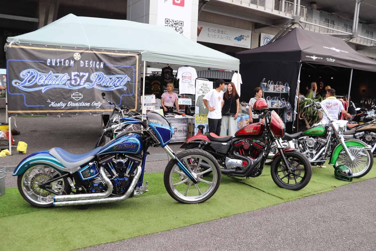 鮮やかなカラーリングを施したハーレー ダビッドソン