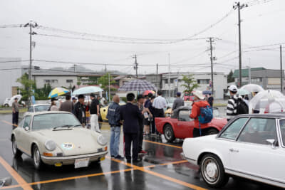 ゴールとなった長井市役所駐車場には雨にもかかわらず多くの人が見学に訪れた