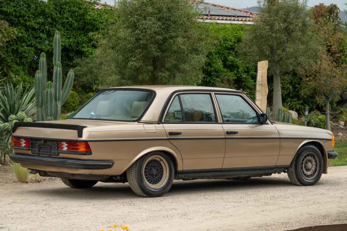 3万9100ドル（邦貨換算約624万円）で落札されたメルセデス・ベンツ「280 E AMG」（C）bonhams