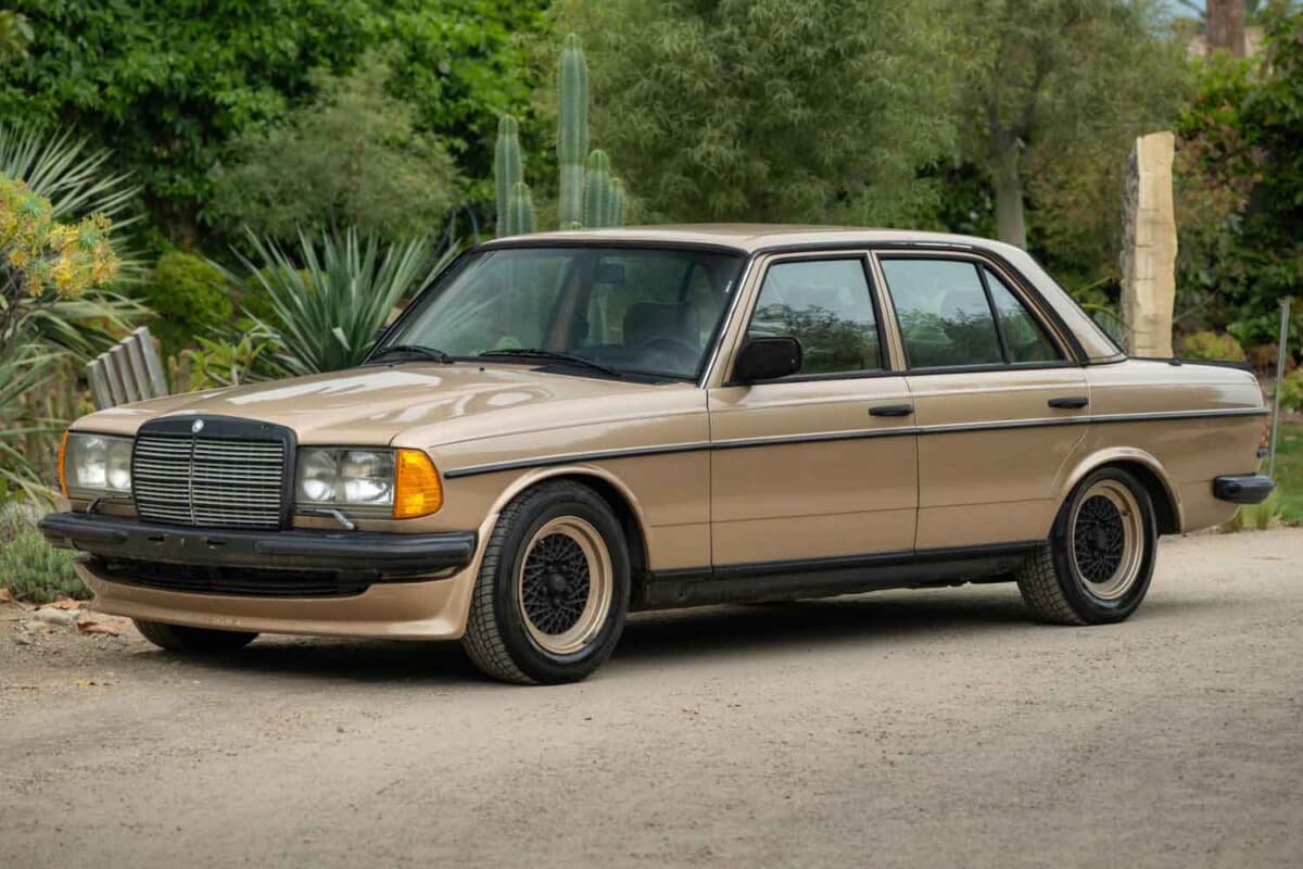 3万9100ドル（邦貨換算約624万円）で落札されたメルセデス・ベンツ「280 E AMG」（C）bonhams