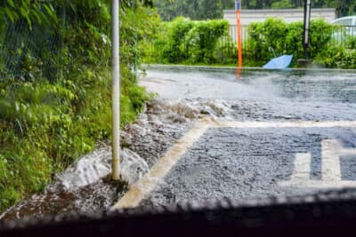 ゲリラ豪雨時は、無理に先を急ぐより一時停止して待機するのが賢明だ