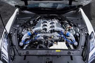 日産R35 GT-R tuned byフェニックスパワー：本体は未着手だが、周辺の補器類の変更とECMのチューニングでブーストアップながらノーマル＋100psの670psを誇る。長年のノウハウの結晶だ