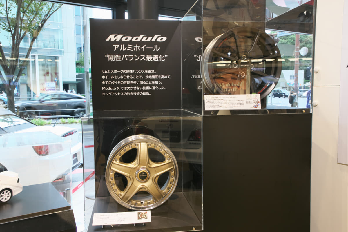 モデューロブランドの歴史がわかる展示