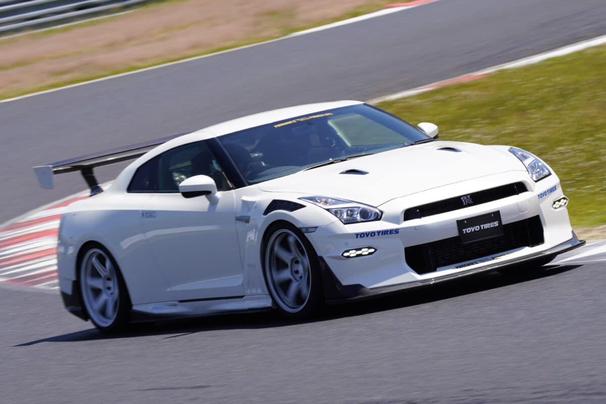 日産R35 GT-R tuned byフェニックスパワー：これまで使っていたタイヤと特性が全く異なった。タイヤに合わせたセットアップを行っただけで、より悪条件下でタイムは約3秒短縮。伸びしろは残されている