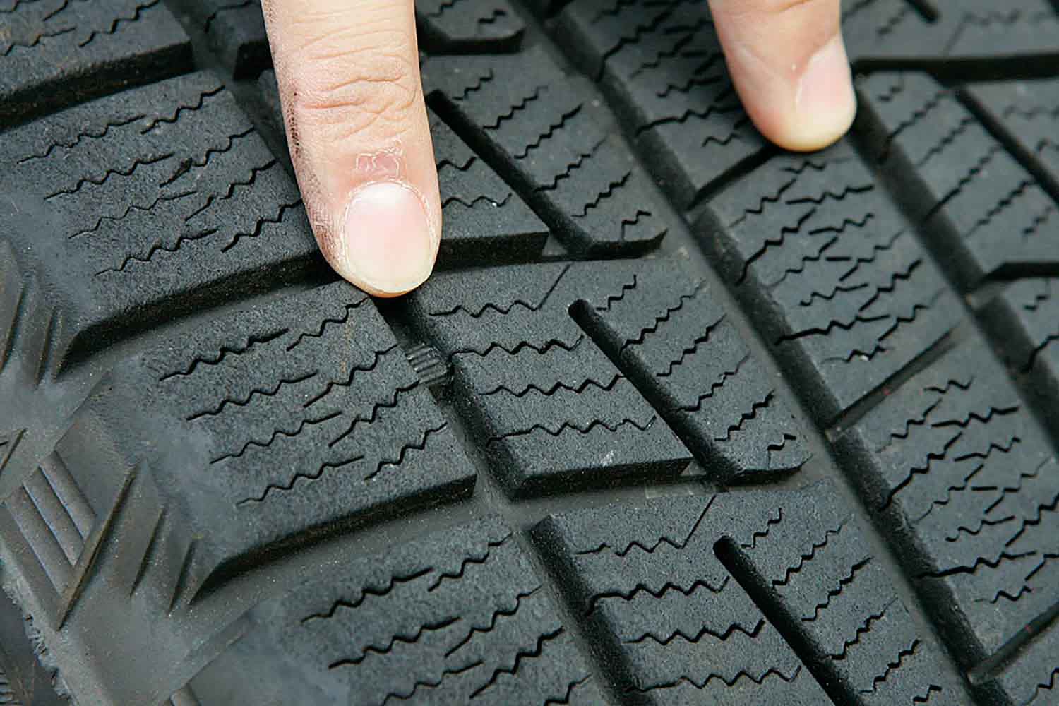 スタッドレスタイヤ＊未使用に近い 価格｜265/50R14 108L PROFORCE STUDLESS SY01 ヨコハマタイヤ