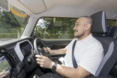 軽やコンパクト、旧車、商用車などはどうしてもロードノイズやエンジン音が大きくなりがちですよね。低音というのは走行騒音にかき消されやすいので、走行中にガッツリ補強してあげることで音楽を楽しく聴けるようになるんです