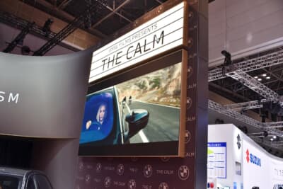 i7 M70が登場するショートフィルム「THE CALM」が上映されている