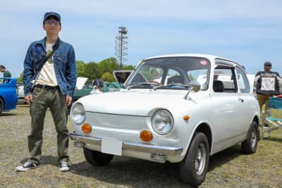 1969年式のスバル R-2とオーナーの石原圭吾さん