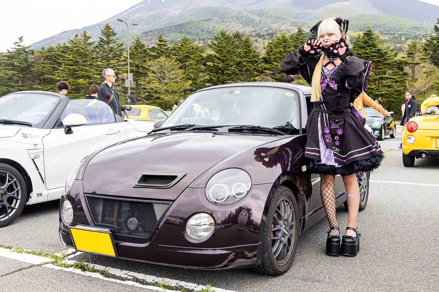 人気の雑貨がズラリ！ 彼女のダイハツ「コペン」はコスプレのパートナー ミニカー