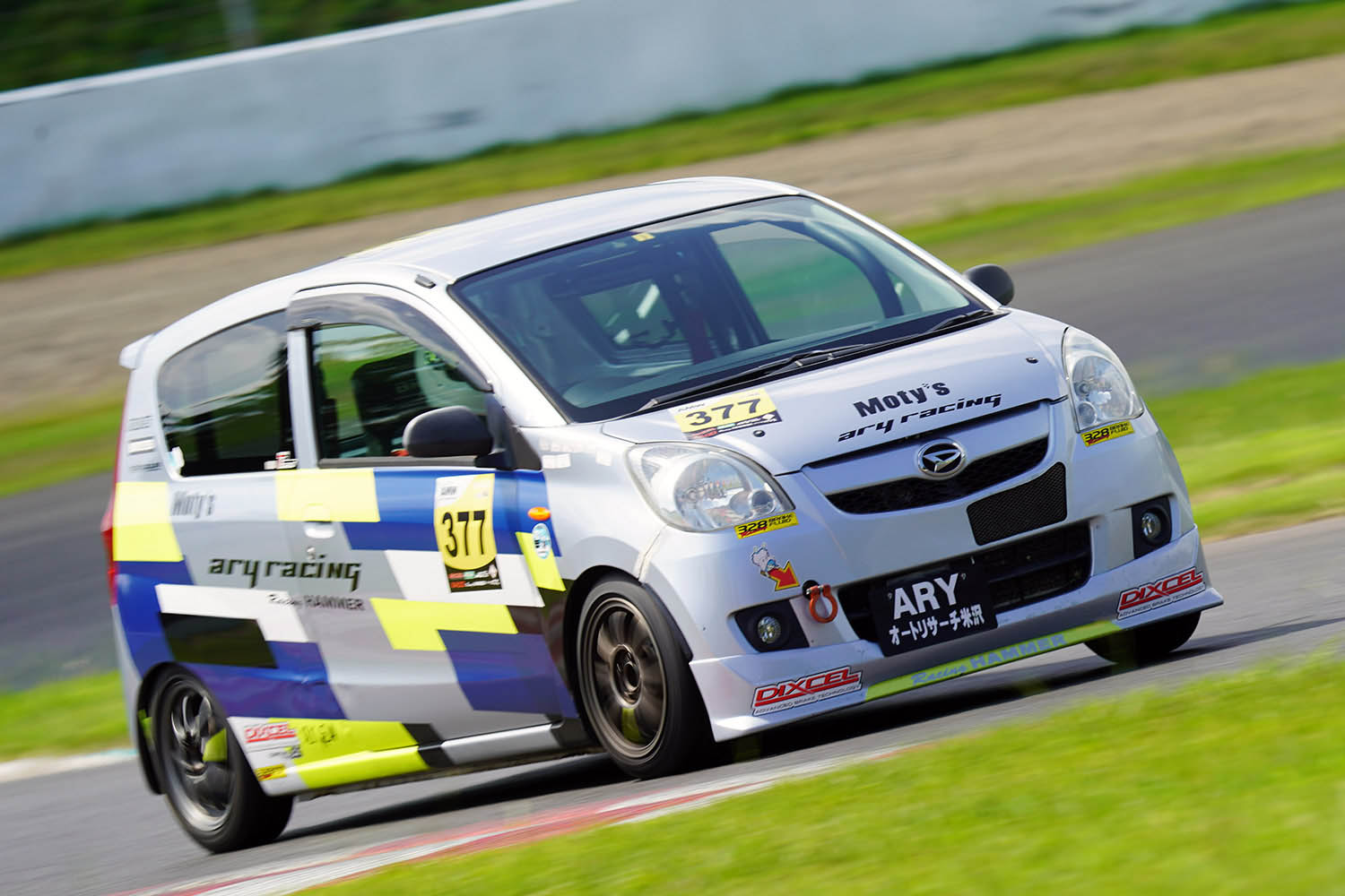 ダイハツ「ミラ」でレースに目覚める！ 普段の愛車はアバルト「124