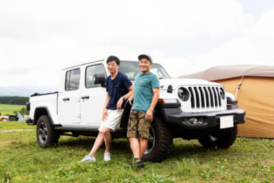 2023年式ジープ グラディエーター ルビコンとオーナーの守山博之さん（右）