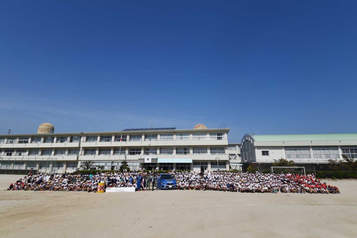 今年のラリー教室の中で最も児童数の多い六ツ美南部小学校でのラリー教室。児童全員が写真に納まった