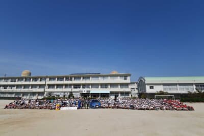 今年のラリー教室の中で最も児童数の多い六ツ美南部小学校でのラリー教室。児童全員が写真に納まった