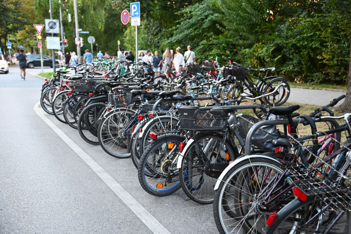 コールドプレイのコンサートに電車で来ると鮨詰め、クルマで来ると大渋滞なので自転車で来る人も多いのです