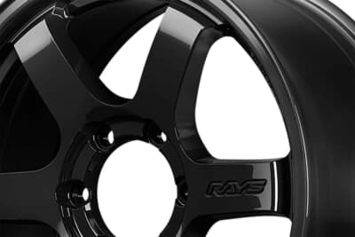 スノーセレクション グラムライツ RS 57DR-X：オリジナルである57DR-Xには設定されていない上質なグロッシーブラック色が採用される。冬場の凍結防止剤にも打ち勝てるタフな塗装で、印象も精悍