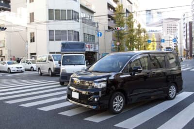 横断歩道をすでに渡っている歩行者がいるときはもちろん、渡ろうとしている人がいるだけでも一時停止が必要だ