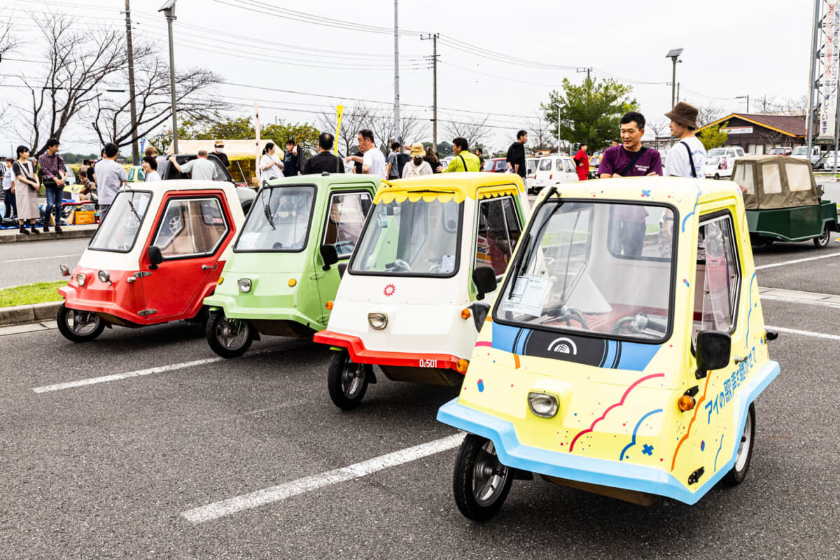 ミツオカのサイデスカーという希少モデルが並ぶ