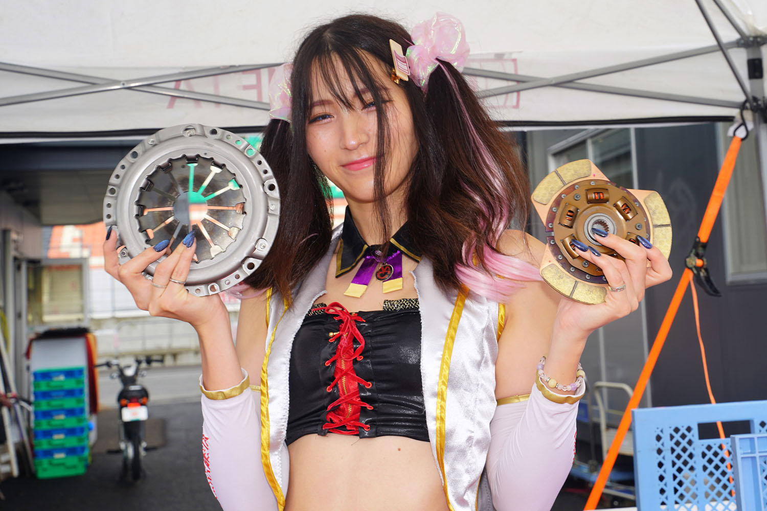 普段使いとレースで無理なく使える「セラメタ」クラッチに注目！ 軽