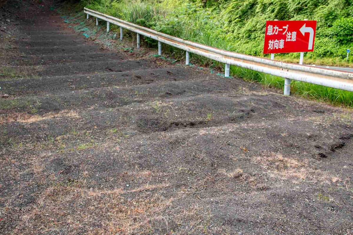 緊急退避所は道路脇に砂などを盛り上げ、スロープ状の上り坂になっている