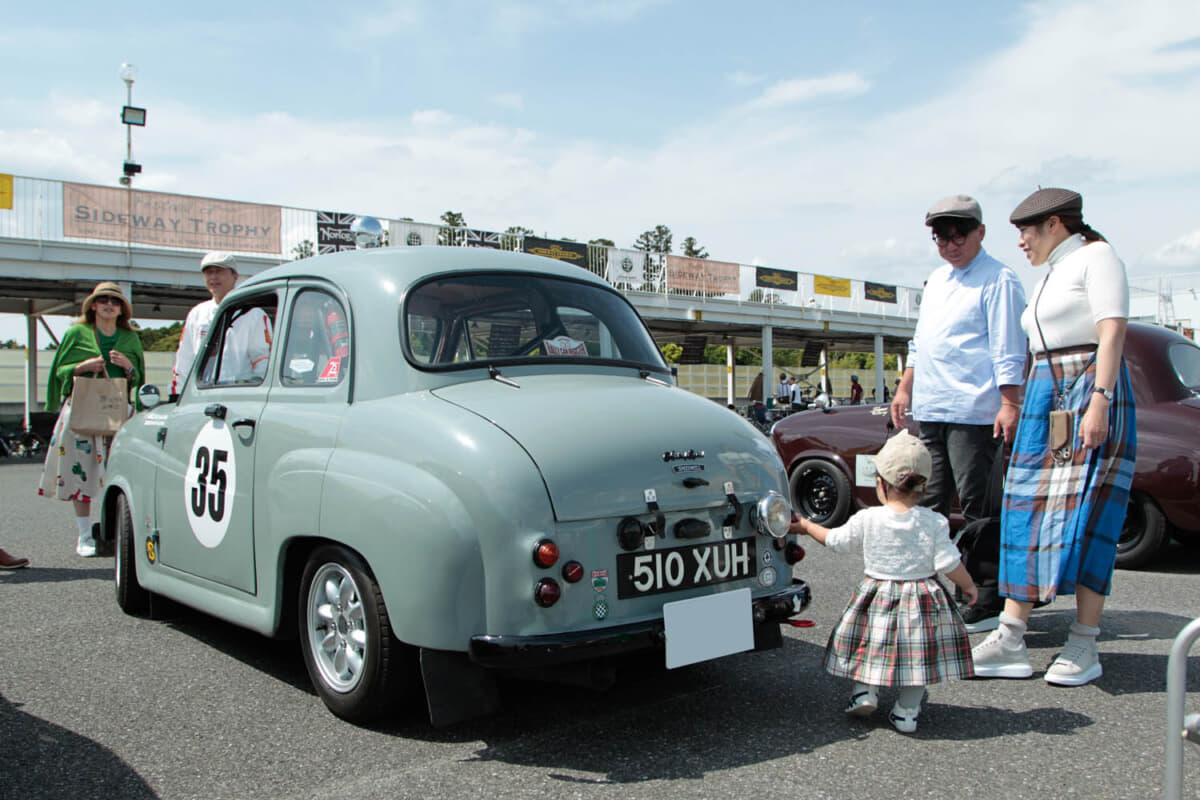 オースティン A35：思わず撫でてみたくなるような優しいデザイン。可愛らしいフォルムは年代問わず人気だ