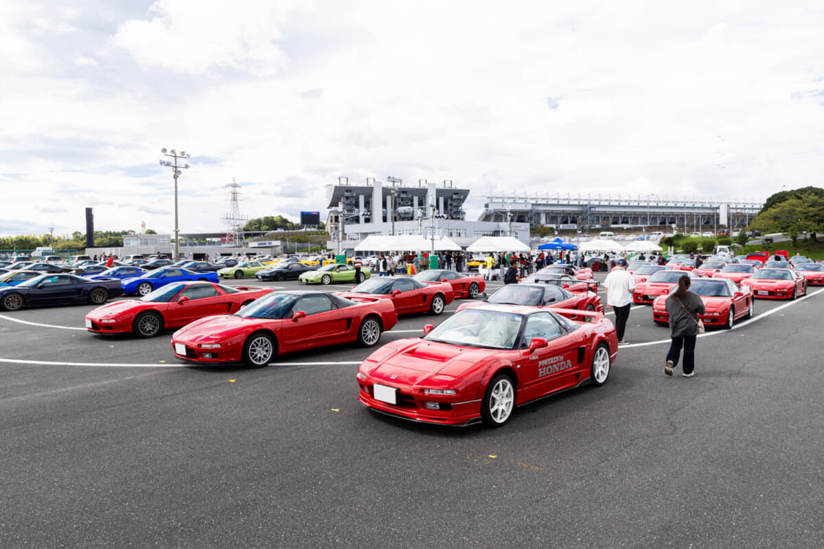 ホンダNSX：参加車両は年式ではなく、カラー別で並べられていた