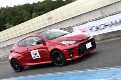 開発スタッフも積極的に車両に乗り込んで、ハンドドライブユニットでのサーキット走行を重ねていく