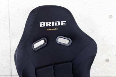 シート上部に配されたホワイトの「BRIDE」ロゴの下にはニューモデルの証となるゴールドで彩られた「Classic」の文字が浮かぶ