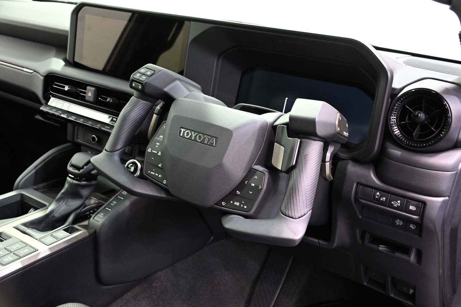 ステアリングだけで運転できる！ トヨタが開発中のハンド