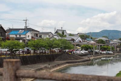 現在の主要国道498号（大木庭武雄線）から見たミーティング会場。川港として栄えた面影が残る