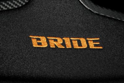 WRCロゴよりも、少し小さめにBRIDEロゴがオレンジ刺繍で入る