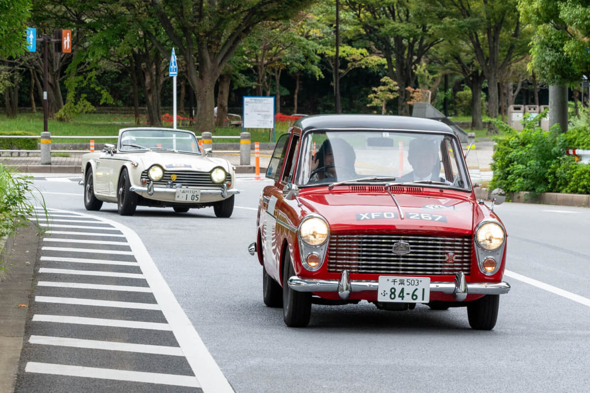 オースティン A40ファリーナのハンドルを握っている淑女がカメラを見つけると笑顔で応えてくれた