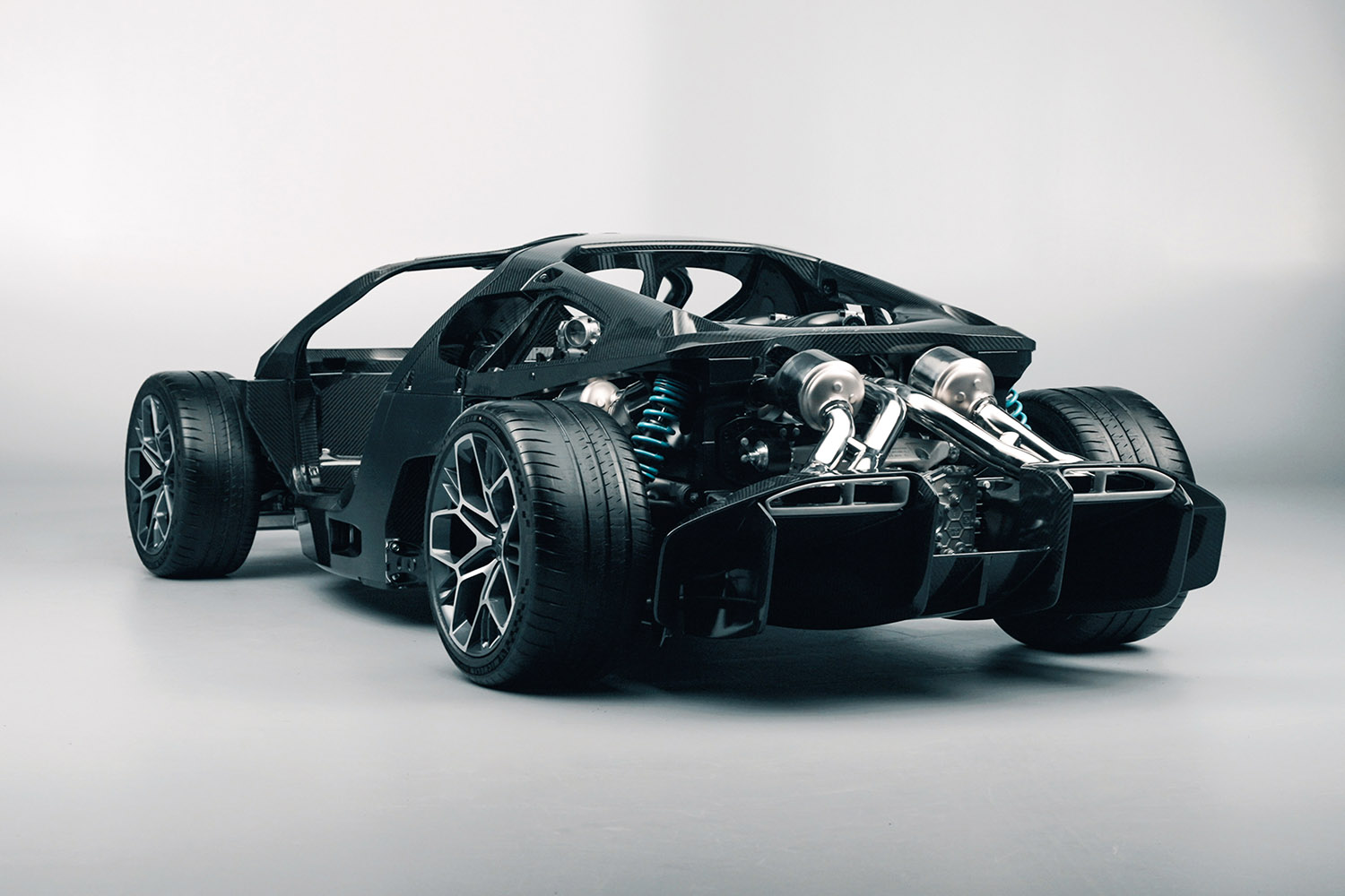 ブガッティ新型「トゥールビヨン」の内部を全公開!『ヴェイロン/シロン」から全く新しくなったプラットフォームとV16エンジンの搭載位置は ...