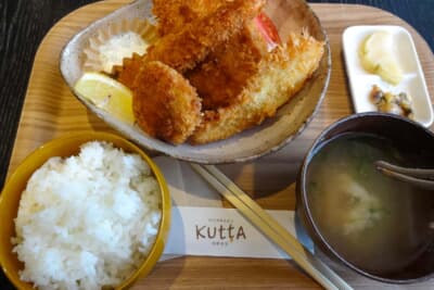 海鮮食堂KUTTA（クッタ）のミックスフライ定食。鯵、キンキ、ホタテなど