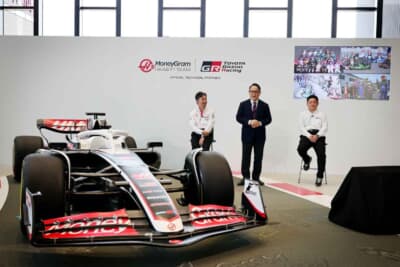 左からMoneyGram Haas F1 Teamチーム代表の小松礼雄さん、豊田章男会長、GAZOO Racing Company プレジデントの高橋智也さん