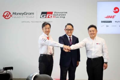 左からMoneyGram Haas F1 Teamチーム代表の小松礼雄さん、豊田章男会長、GAZOO Racing Company プレジデントの高橋智也さん