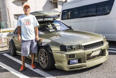 1999年式の日産 ER34型 スカイライン 25GTとオーナーの藤原さん