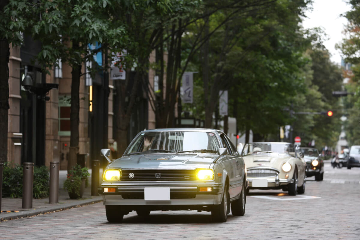 丸の内での「ディスティングイッシュド・ジェントルマン・ドライブ 2024」参加車たち。初代ホンダ プレリュードのイエローバルブが街並みに映える