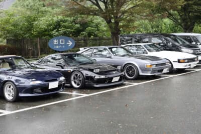 一般来場用駐車場にも、リトラ車が登場。セリカXX（2代目）など、スポーツカーが多いのがリトラならでは